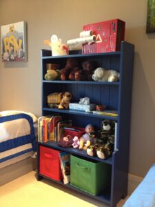 Kid's bookshelf in blue